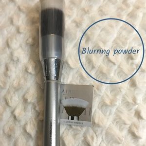 Blurring powder brush